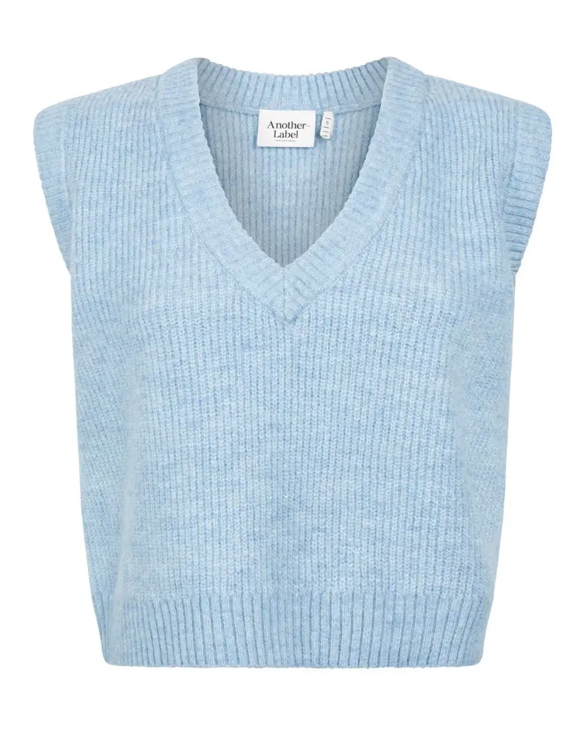 noe-knitted-vest-knitwear-another-label-594545_1080x1350.webp